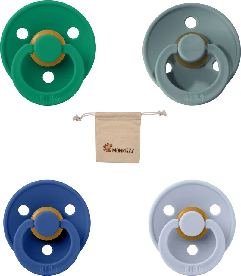 fopspeen 0-6 maanden | Set 4 stuks | Evergreen, Island sea, Cornflower en Dusty Blue + Monkiezz speenzakje | Maat 1 van BIBS in Evergreen – productfoto