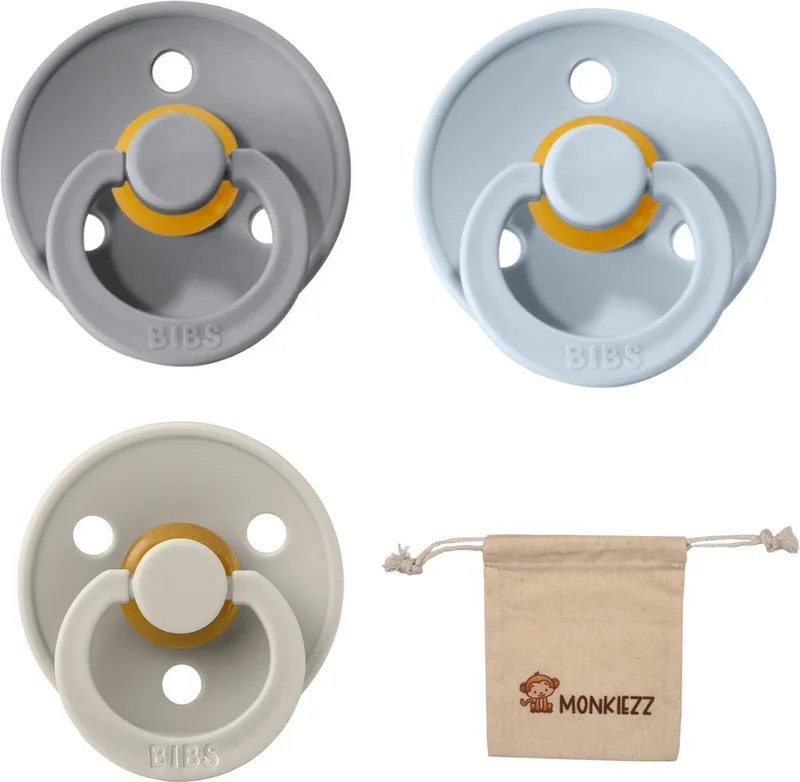 fopspeen - maat 1 0-6 maanden - set 3 stuks – Cloud - Baby Blue - Sand + Monkiezz speenzakje van BIBS in Cloud, Baby Blue, Sand – productfoto