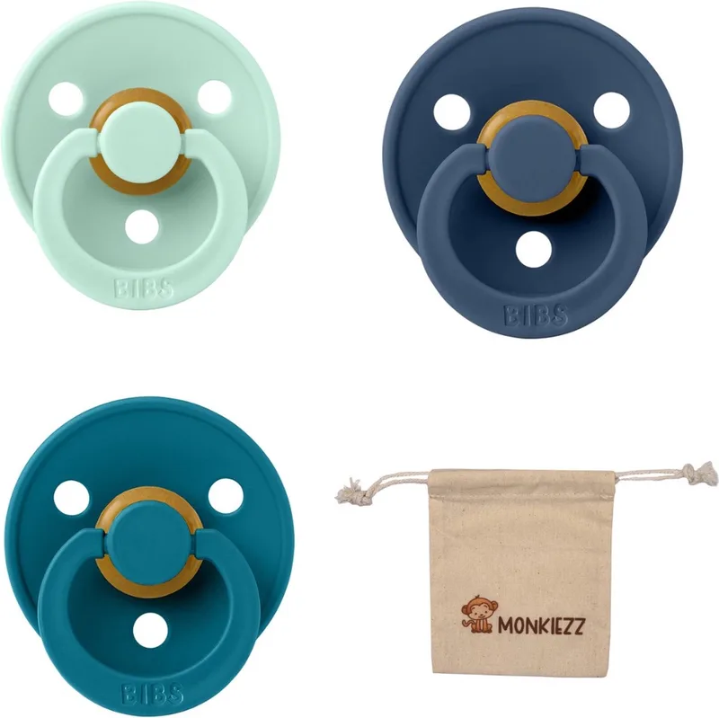 fopspeen - maat 1 0-6 maanden - set 3 stuks – Nordic Mint - Steel Blue - Island Sea + Monkiezz speenzakje van BIBS in Nordic Mint, Steel Blue, Forrest Lake – productfoto