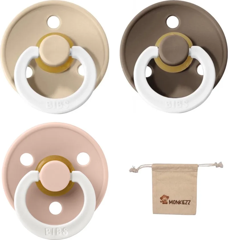 Fopspenen maat 2 6-18 maanden latex glow in the dark blush, vanille, donkere eik en Monkiezz speenzakje van BIBS in Glow in the dark Blush, Vanilla, Dark Oak – productfoto