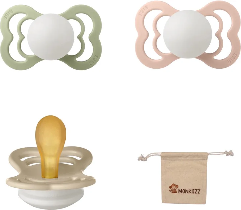 Supreme fopspenen maat 1 0-6 maanden latex glow in the dark saliegroen, blush, vanille en Monkiezz speenzakje van BIBS in Glow in the dark Sage, Blush, Vanilla – productfoto