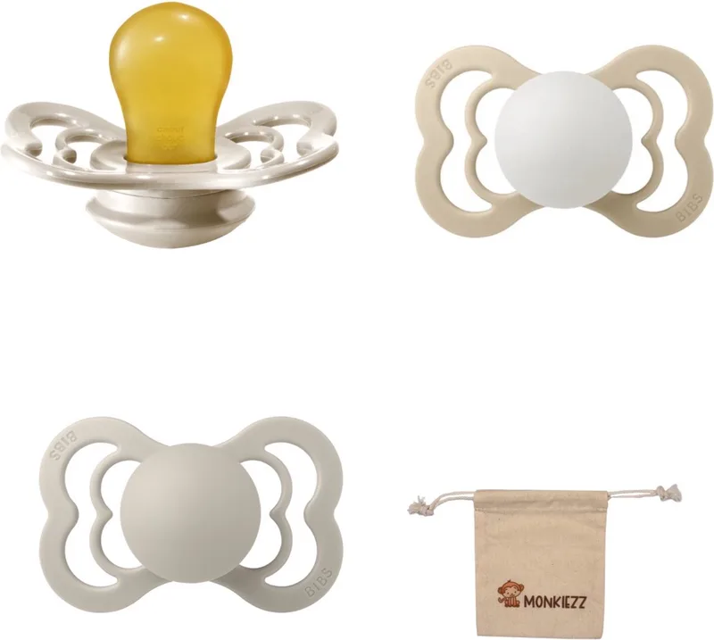 Supreme fopspenen maat 1 0-6 maanden latex vanille, zand, glow in the dark vanille en Monkiezz speenzakje van BIBS in Vanilla, Sand, Glow in the dark Vanilla – productfoto