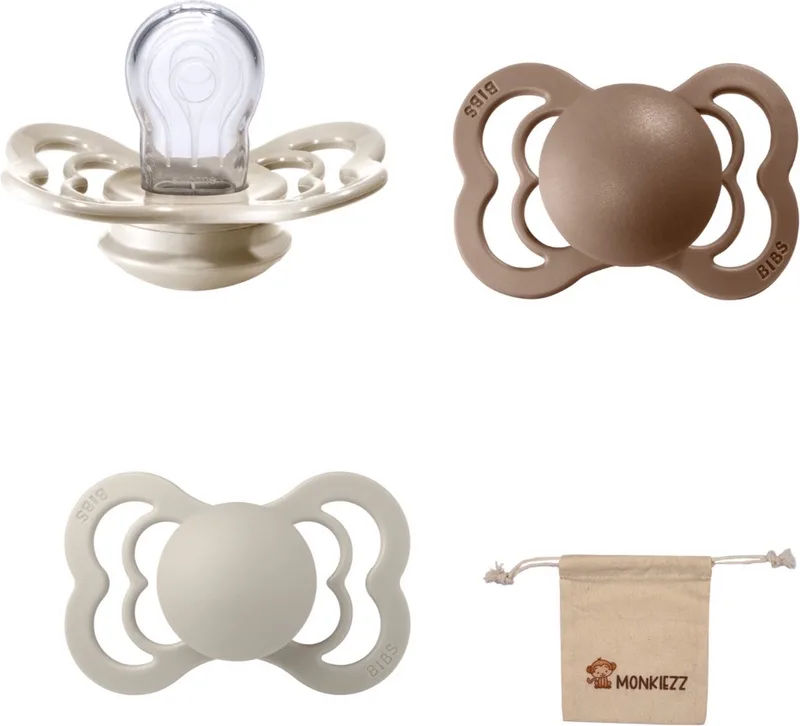 Supreme Fopspenen - Maat 1 0-6 maanden - Silicone – Vanilla - Sand – Dark Oak + Monkiezz speenzakje van BIBS in Vanilla, Sand, Dark Oak – productfoto