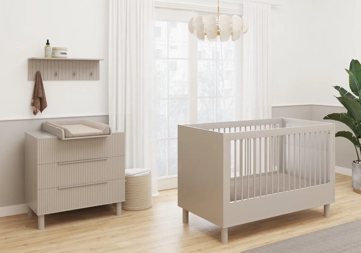 Delgado Babykamer 2-Delig – Ledikant en Commode – Vanaf Geboorte tot ca. 5 Jaar fra Born Lucky i Clay – produktbillede
