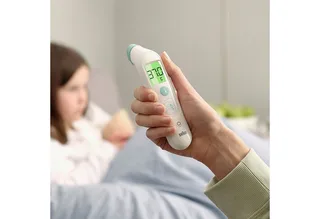 Stirn-Thermometer TempleSwipe BST200 by Braun in White, 13,7 × 21,8 × 5,1 mm – product photo 2 of 5