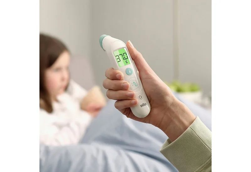 Stirn-Thermometer TempleSwipe BST200 by Braun in White, 13,7 × 21,8 × 5,1 mm – product photo 2 of 5