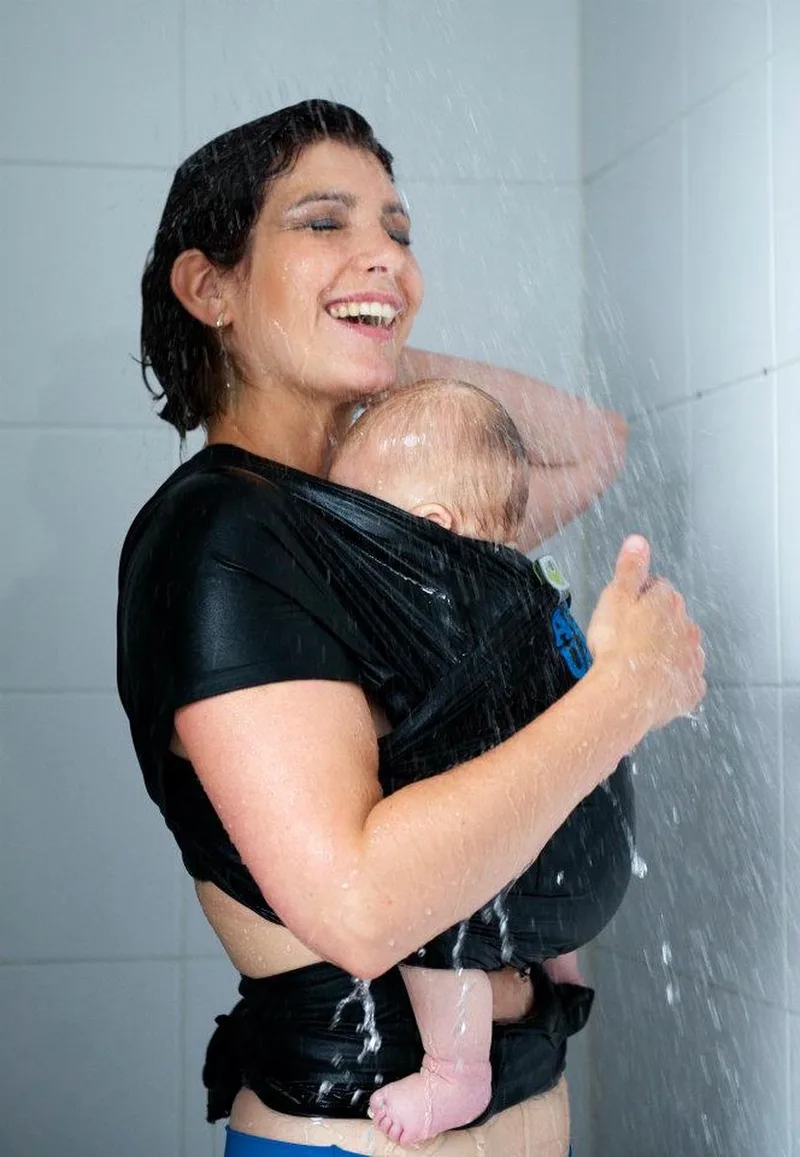 Aqua Carrier - rekbare draagdoek - tot 15 kg - handig in zwembad en douche van Bykay in Zwart – productfoto