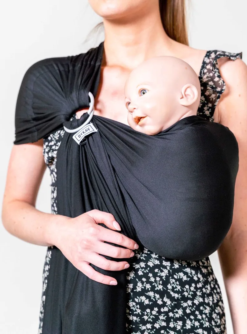 Aqua Sling - rekbare draagdoek - tot 15 kg - handig in zwembad en douche van Bykay in Zwart – productfoto