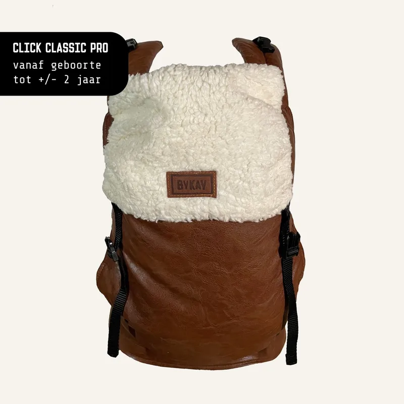 Click Classic - draagzak baby - ergonomisch - tot 18kg - newborn tot 2 jaar - comfortabel en snel - Pilot Leather Teddy Light Brown van Bykay in Bruin – productfoto
