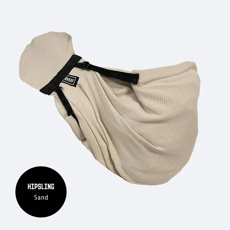Hipsling - baby draagzak heup - ergonomisch - tot 15kg - buik en heup - beige van Bykay in Sand – productfoto