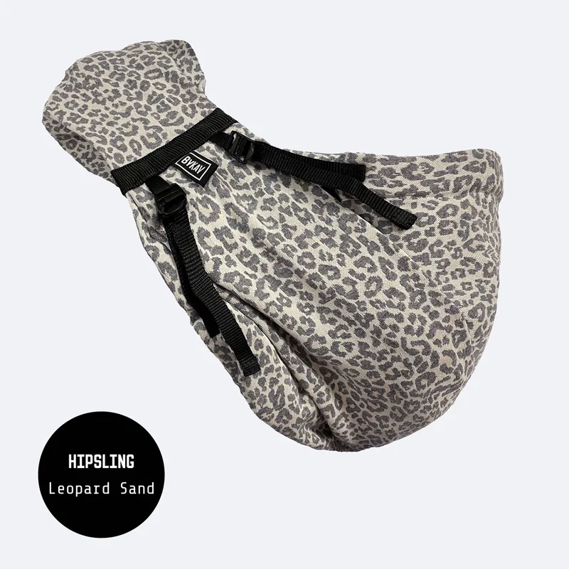 Hipsling - baby draagzak heup - ergonomisch - tot 15kg - buik en heup van Bykay in Leopard Sand – productfoto