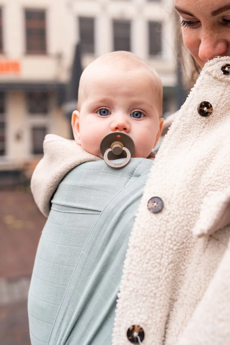 MyKay - draagdoek newborn - geschikt voor prematuren - tot 10 kg - broekmaat 44 tot 74 - hydrofiel - Minty Grey van Bykay in Groen – productfoto