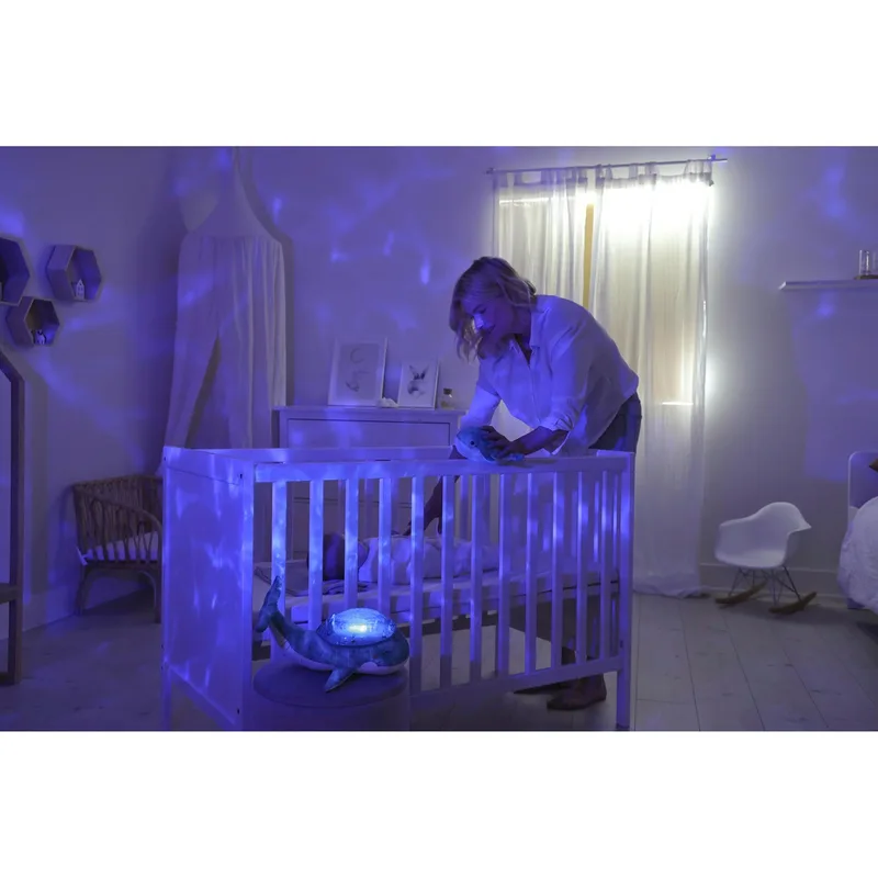 Nachtlampje projector Tranquil Whale Family van Cloud B in Blauw, 29,8 × 30,5 × 20 mm – productfoto