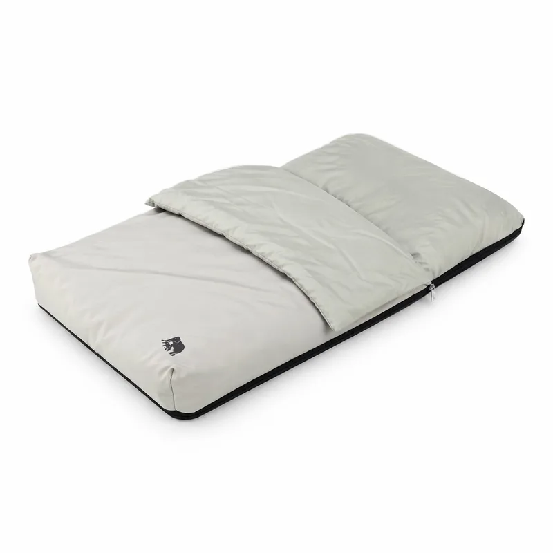 AirTraveller Vliegtuigbedje - Reiskussen met matras - compact opgevouwen van Deryan in Zwart – productfoto