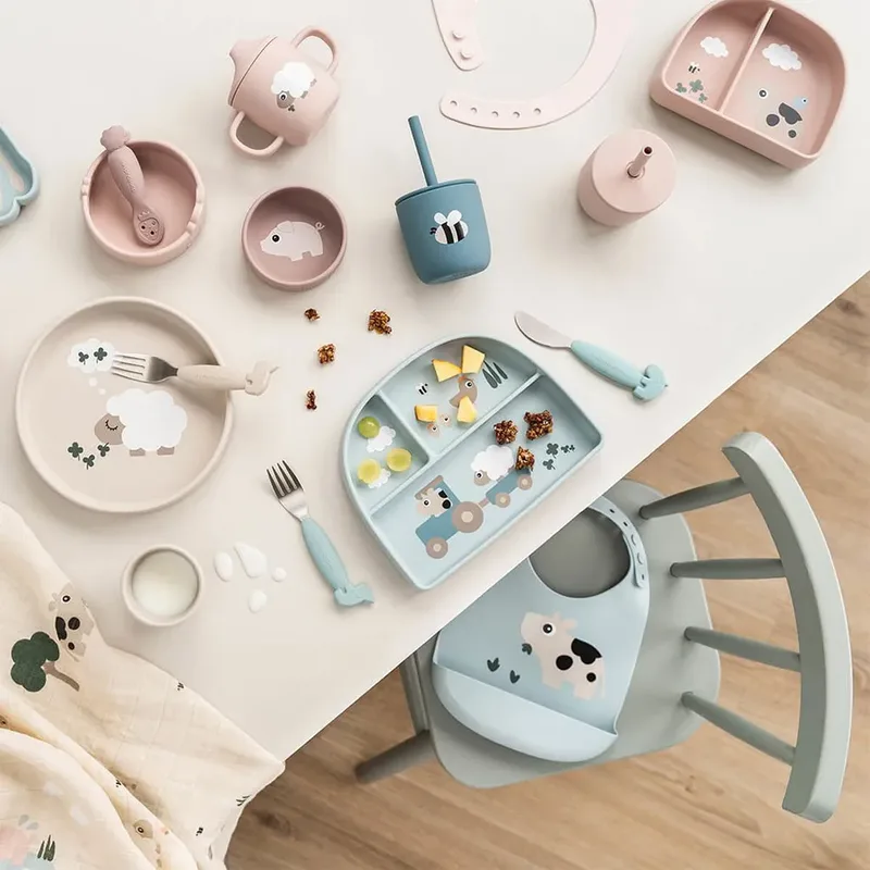 Assiette à Compartiments Stick & Stay Tiny Farm de Done by Deer – photo produit 3 sur 4