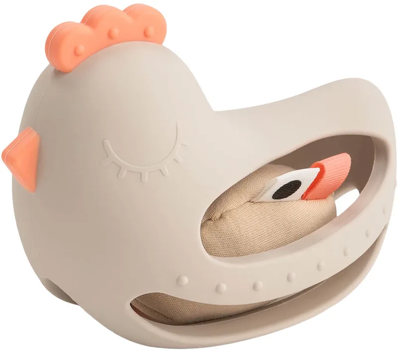 Clucky Grip En Bijtspeeltje Met Rammelaar – Sand van Done by Deer in Beige – productfoto