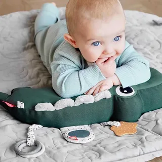 Croco Activiteiten knuffel Powder von Done by Deer in Roze licht – Produktfoto 4 von 4