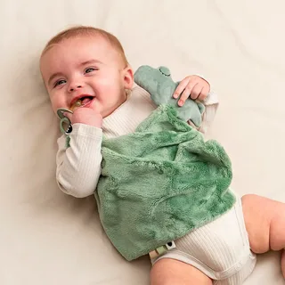 Croco Knuffeldoekje - Green van Done by Deer in Groen – productfoto 4 van 5