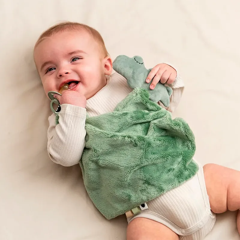 Croco Knuffeldoekje - Green van Done by Deer in Groen – productfoto 4 van 5