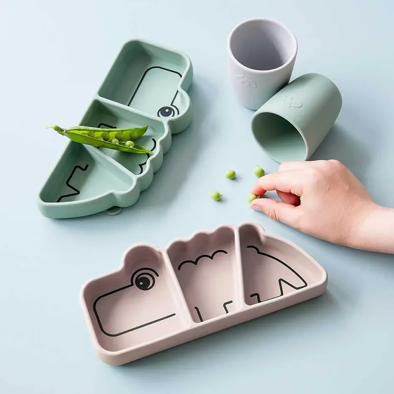 Silicone Stick&stay Snack Croco Bord van Done by Deer – productfoto 4 van 4