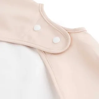 slabbetje met mouwen - Ozzo powder von Done by Deer in Rosa – Produktfoto 3 von 4