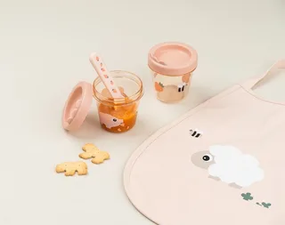 Slabbetje - Tiny Farm - Powder från Done by Deer i Rosa – produktbild 4 av 4