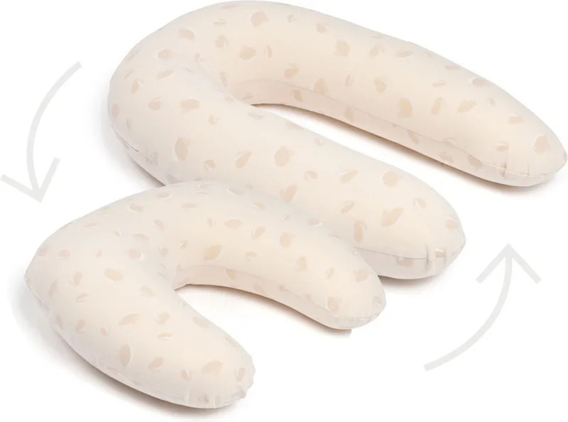 Twisty - 2 in 1 Zwangerschapskussen - Voedingskussen - met superfijne en extra stille microkorrels - Bio katoen van Doomoo in Petals Latte – productfoto