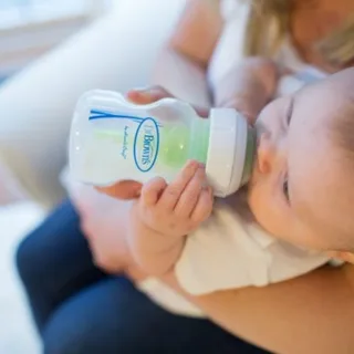 Options+ Anti-Colic Babyfles - Brede halsfles - 270ml von Dr. Brown's in Transparent – Produktfoto 3 von 3