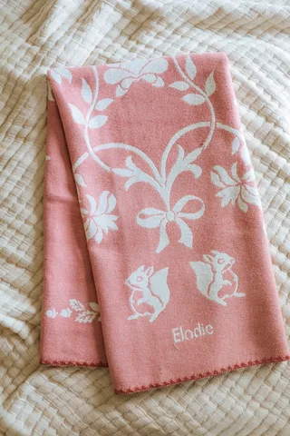 Jacquard Deken - Baby deken - Dekentje - Katoenen dekentje - 75x100 cm - Wiegdeken - Mullberry Pink von Elodie Details in Mulberry pink – Produktfoto 3 von 3