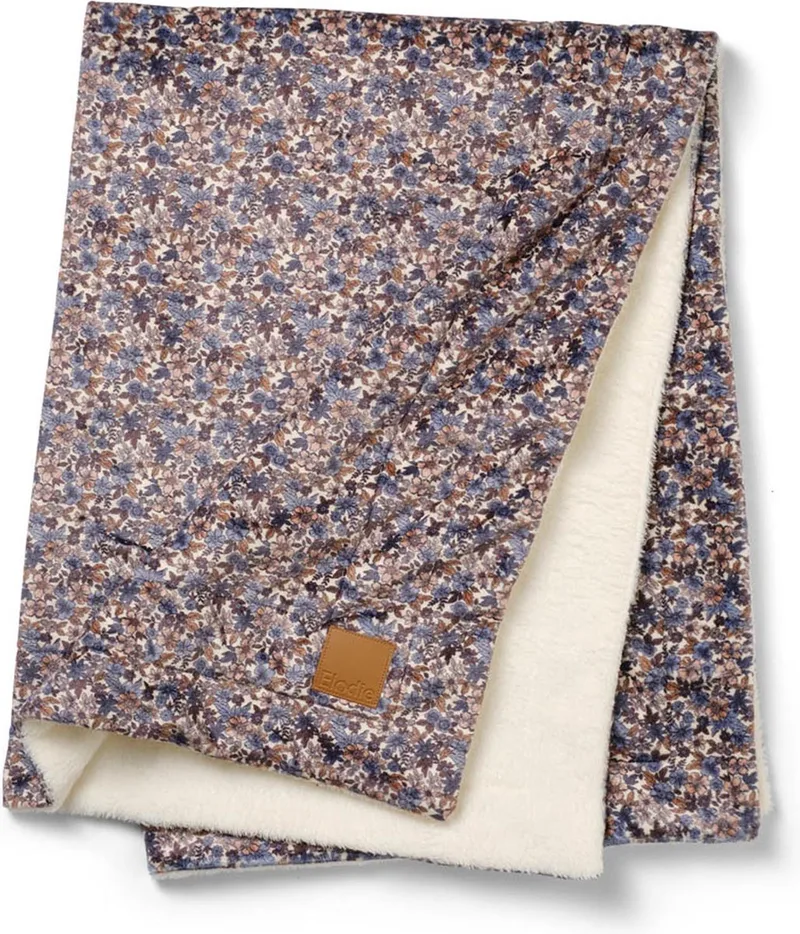 Pearl Velvet baby deken - Wiegdeken - Dekentje baby - Babydeken - Dekentje - 100 cm x 75 cm - Blue Garden von Elodie Details in Blauwe bloemenprint – Produktfoto