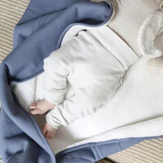Babydecke Essential Winter 75x95 cm de emma & noah en Bleu, 75 × 95 × 3 mm – photo produit 3 sur 3