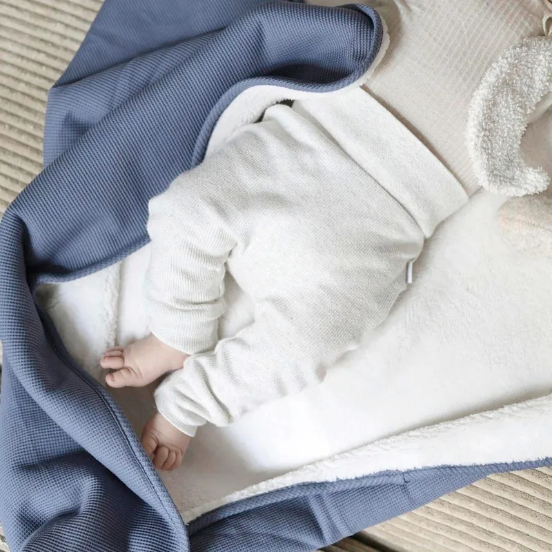 Babydecke Essential Winter 75x95 cm de emma & noah en Bleu, 75 × 95 × 3 mm – photo produit 3 sur 3