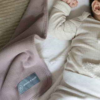 Babydecke Essential Winter 75x95 cm de emma & noah en Violet, 75 × 95 × 3 mm – photo produit 3 sur 3