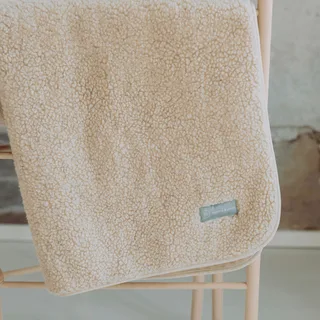 Babydecke Merinowolle-Teddy 75x95 cm by emma & noah in Beige, 95 × 75 mm – product photo 1 of 3