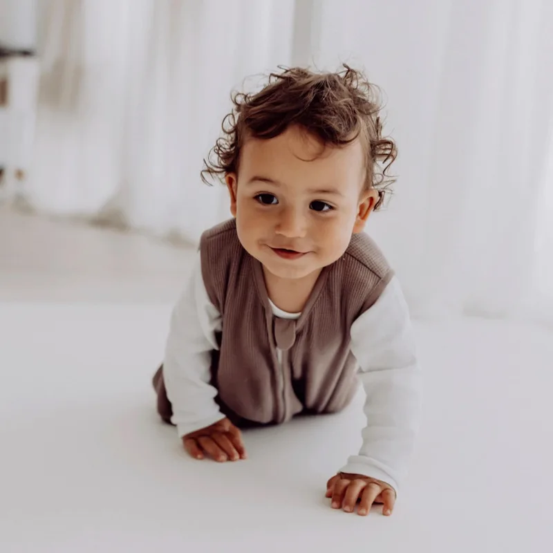 Ganzjahres-Sleepoverall Essential 1.0 TOG van emma & noah in Bruin – productfoto
