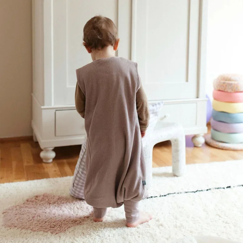 Ganzjahres-Sleepoverall Essential 1.0 TOG van emma & noah in Rood – productfoto