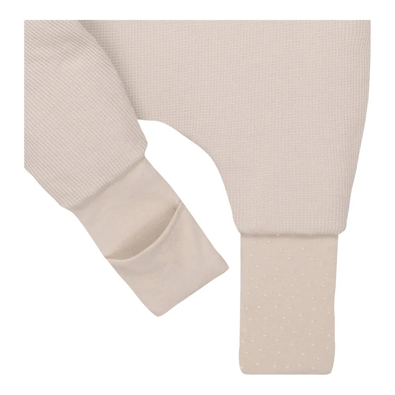 Ganzjahres-Sleepoverall mit Umschlag-Füßchen 2.5 TOG van emma & noah in Beige – productfoto