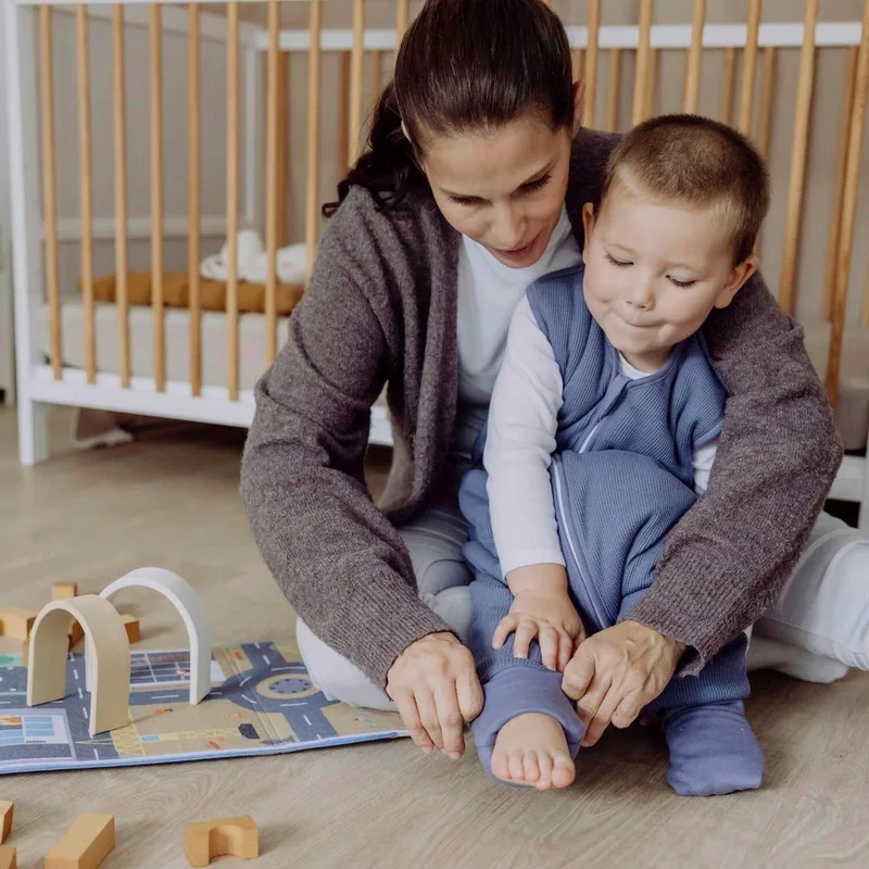 Ganzjahres-Sleepoverall mit Umschlag-Füßchen 2.5 TOG von emma & noah in Blau – Produktfoto