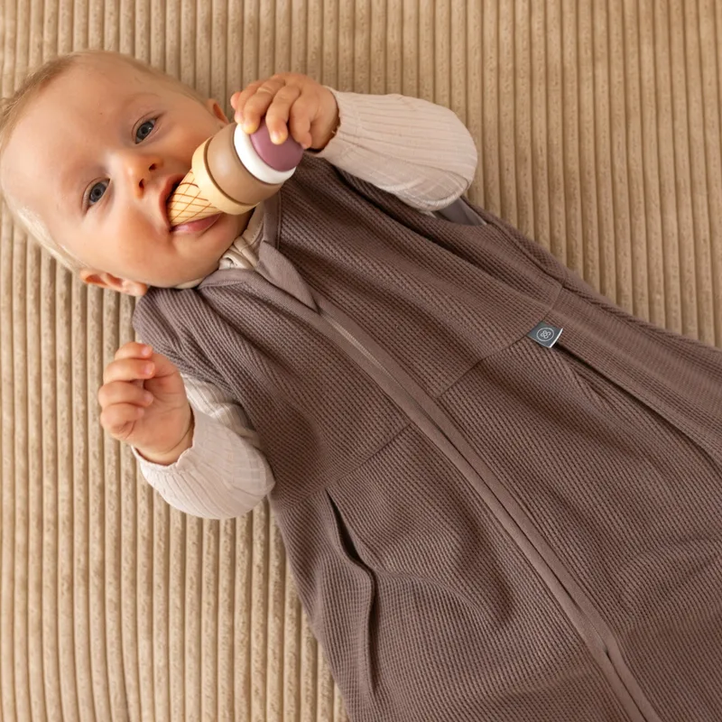Ganzjahresschlafsack Essential 1.0 TOG van emma & noah in Bruin – productfoto