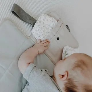 Wickelauflage für unterwegs van emma & noah in Beige, 82 × 52 mm – productfoto 3 van 3