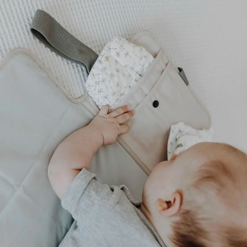 Wickelauflage für unterwegs van emma & noah in Beige, 82 × 52 mm – productfoto 3 van 3