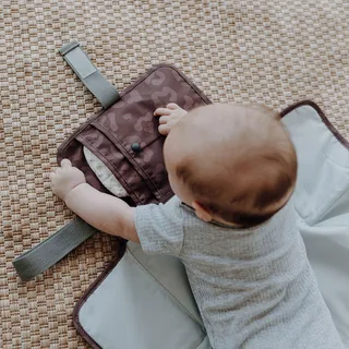 Wickelauflage für unterwegs van emma & noah in Bruin, 82 × 52 mm – productfoto 3 van 3