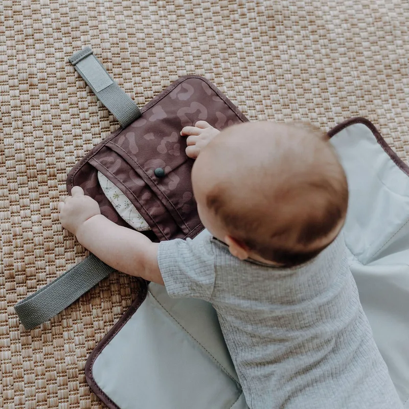 Wickelauflage für unterwegs van emma & noah in Bruin, 82 × 52 mm – productfoto 3 van 3