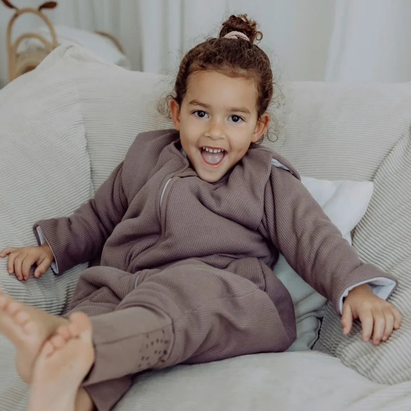 Winter-Sleepoverall Essential mit abnehmbaren Ärmeln und Umschlag-Füßchen 3.5 TOG van emma & noah in Bruin – productfoto
