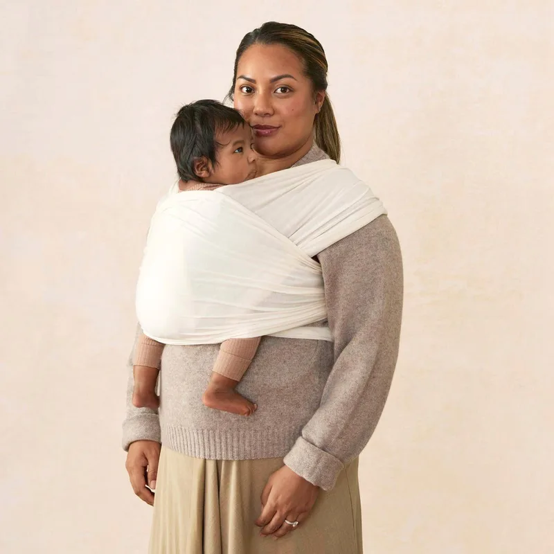 Aura Sustainable Knit Draagdoek by Ergobaby in Cream – product photo 2 of 3