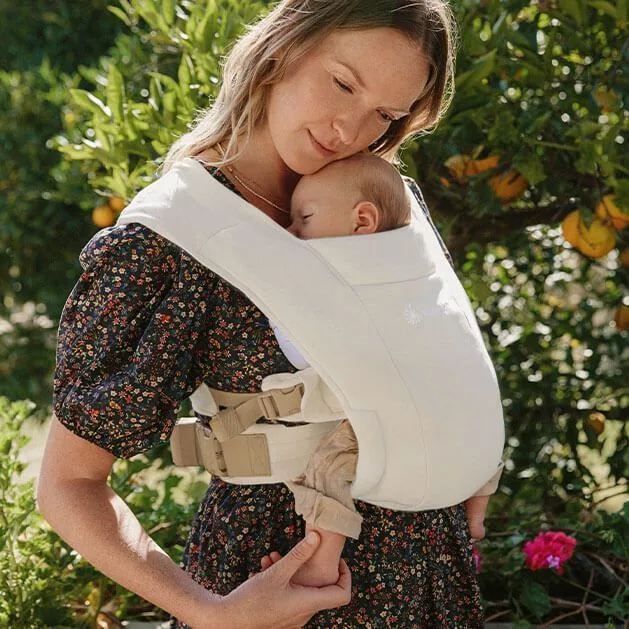 Babytrage Embrace, 2 Tragepositionen de Ergobaby en Beige, 17 × 12 × 26 mm – photo produit 4 sur 4