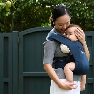 Babytrage Embrace, 2 Tragepositionen by Ergobaby in Blue, 54,5 × 48,5 × 29 mm – product photo 3 of 3