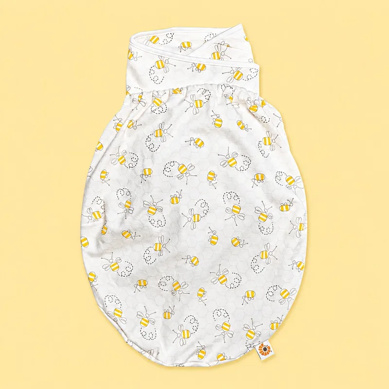 Inbakerdoek – Ergonomische Swaddler 0-3 maanden – TOG 0.5 – Ademend & Zacht – Voor Rustiger Slapen van Ergobaby in Bee happy – productfoto