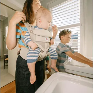 Omni Classic Mesh Draagzak - Natural Beige by Ergobaby in Natural – product photo 2 of 3