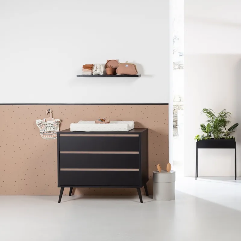 Sterre Commode / Oak van Europe Baby in Zwart – productfoto